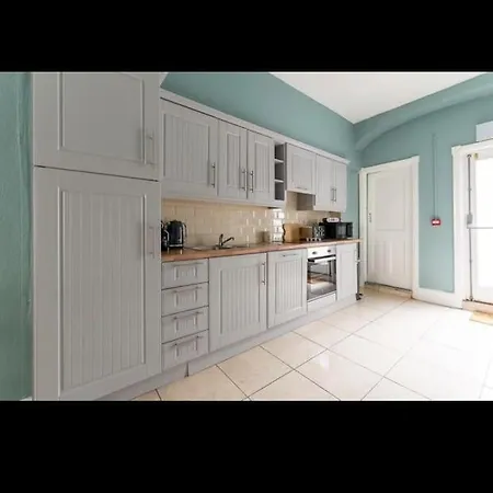 4bed Townhouse In Heart Of
